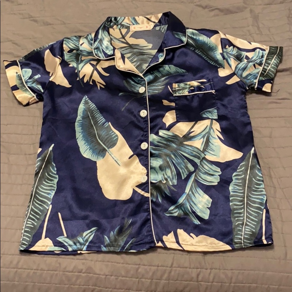 Silk shirt with leaves on it